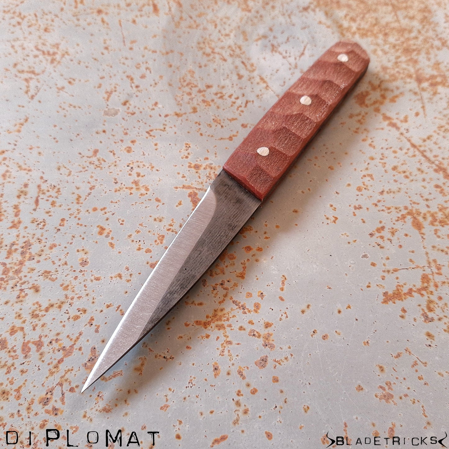 low profile tactical knife pikal style